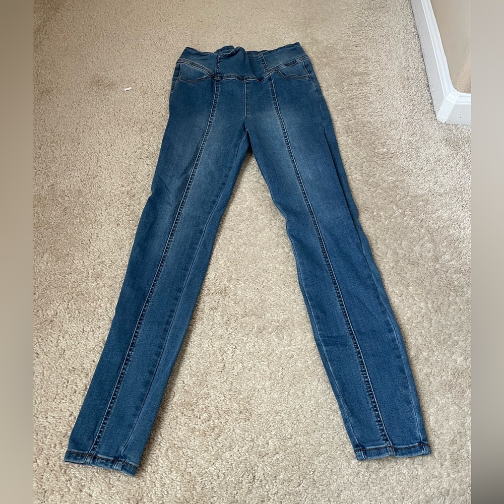 Fashion Nova size 7/28 skinny jeans (very stretchy)